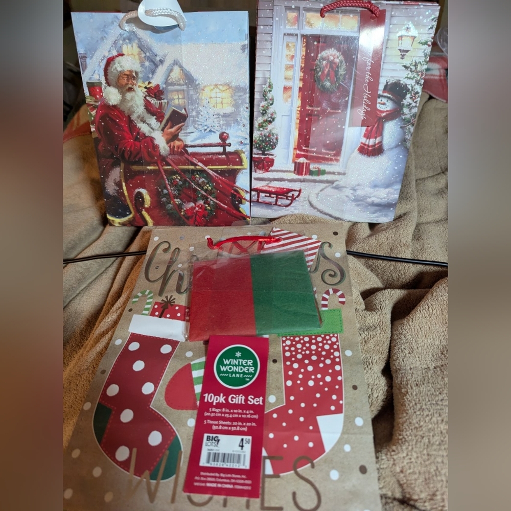 13 new Small gift bags 5 comes with tissue.